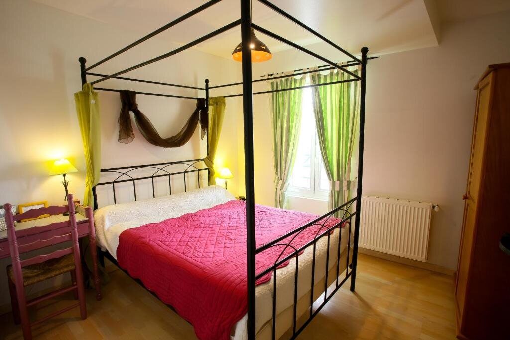 Chambre Médiévale — Baldaquin & esprit château